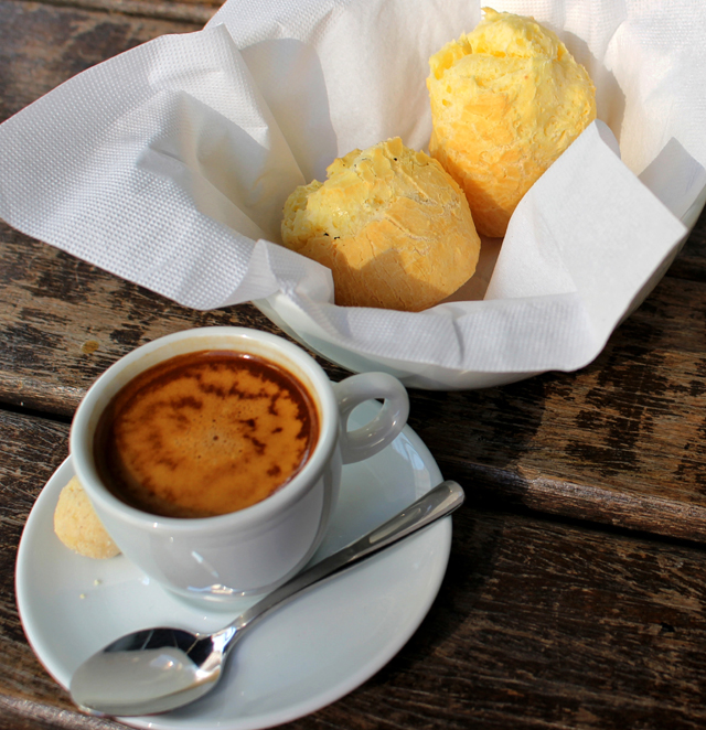 Espresso da marca IT, de Santo Antonio do Pinhal,e dupla de pão de queijo