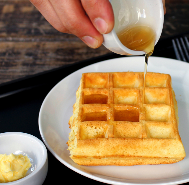 Waffle com mapple e manteiga