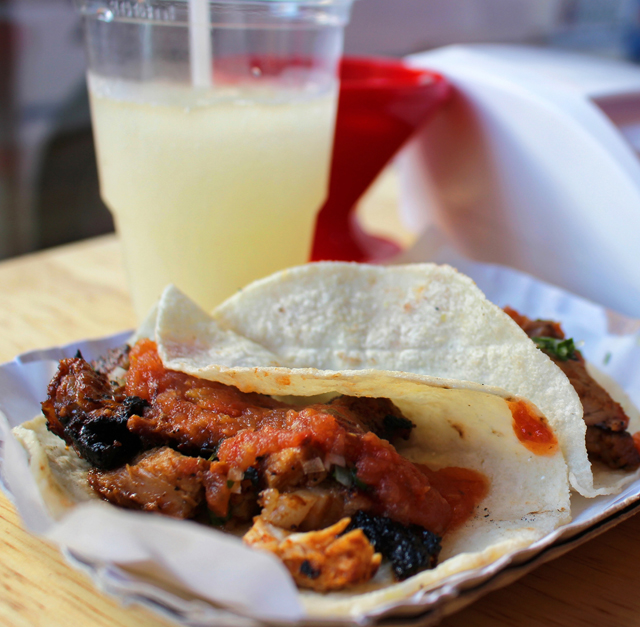 Tacos adobado (carne de porco ao chili e abaxaci, coentro, limão e salsa taquera)