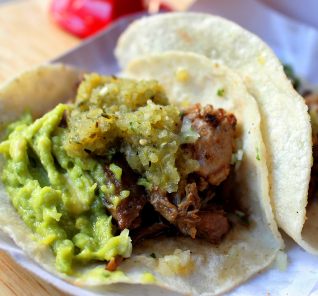 Tacos de carnitas, meus favoritos, são recheados com carne de porco, cebola, coentro, limão, guacamole e salsa verde