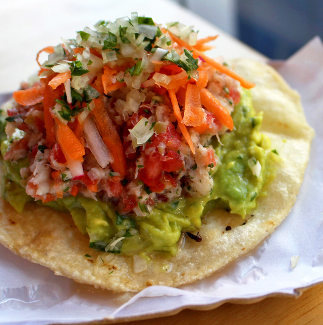 Tostada de ceviche colimeño: a crocância da base mescla-se ao caldo fresco do ceviche preparado com peixe cortado em pedaços minúsculos, cenoura, tomate, chili e uma pitada de azeitona