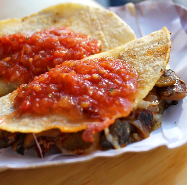 Quesadilla de Temporada, recheada com queijo derretido e cogumelos refogados com cebola, alho, mastruz e chili