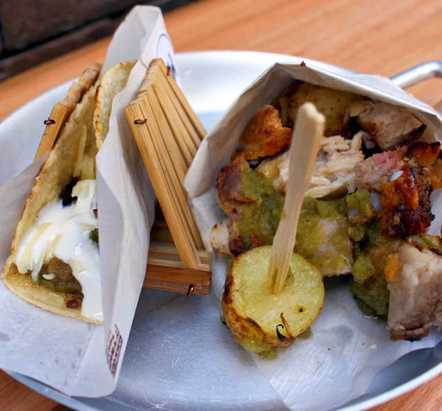 Chicharrones de porco (espécia de pururuca com carne úmida e macia) acompanhados de batatas bolinha e salsa verde; taco com cogumelos, feijão refritos, abobrinha e pimentões assados, creme azedo e queijo fresco 