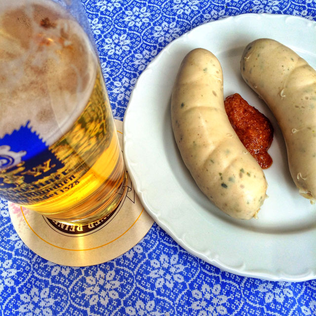 Cerveja e salsichão: combinação tão, mas tão bávara! 