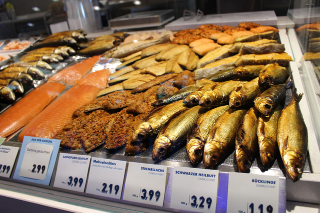 Vitrine de peixes defumados na Fisch-witte, no meio do Victuals Market 