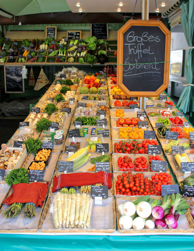 Banca de frutas e legumes no delicioso Virktualmaker, mercado de produtores que rola diariamente