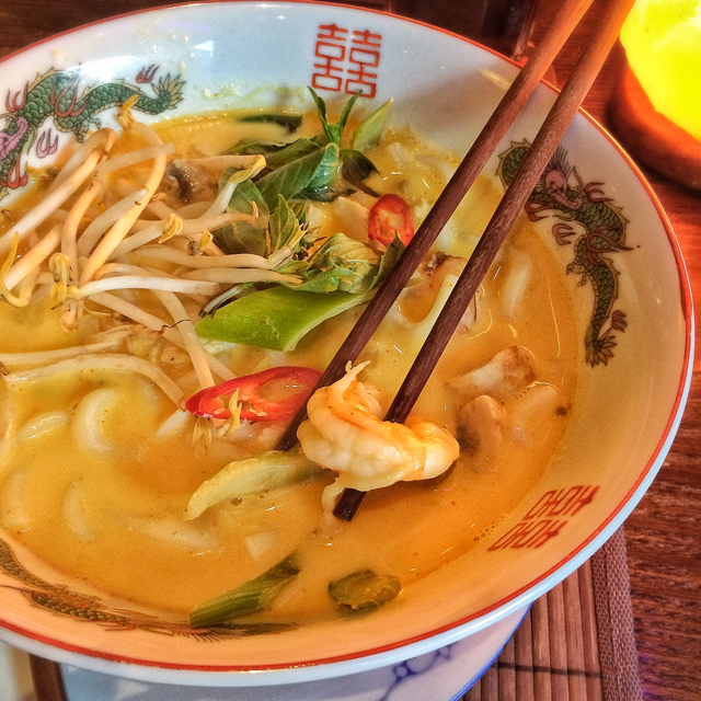 Noodle de tapioca com molho de leite de coco, manjericão, erva doce + cogumelos, camarões, frango e vieiras no Jack Glockenbach, restaurante vietnamita bom, bonito, pagável 