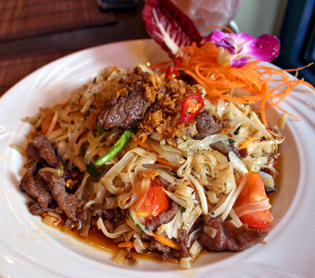 Rice noodle com filé, alho vietnamita, tomates cereja, vegetais e molho da casa no Jack Glockenbach 