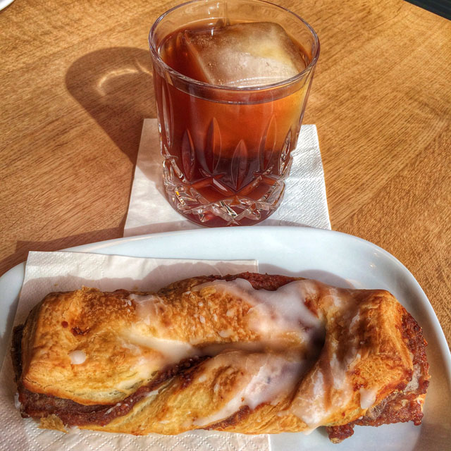 Cold brew com grãos da Etiópia torrados nesta linda e exceleeeeente cafeteria. Cuidado máximo a todos os detalhes, como o gelo grande no copo, para evitar aguar o café (quanto maior o gelo, mais lentamente derrete). Para acompanhar, macio pão de nozes no Mahlefitz Münchner Präzisionskaffee 