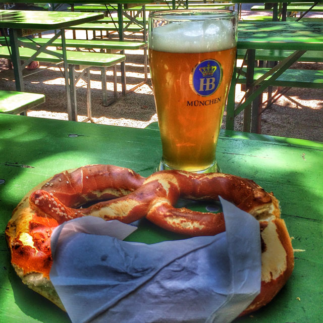 Domingão de sol, perfeito pra turistar. Primeira parada, biergarten Chinesischer Turm: cerveja e pretzel tamanho XXL 