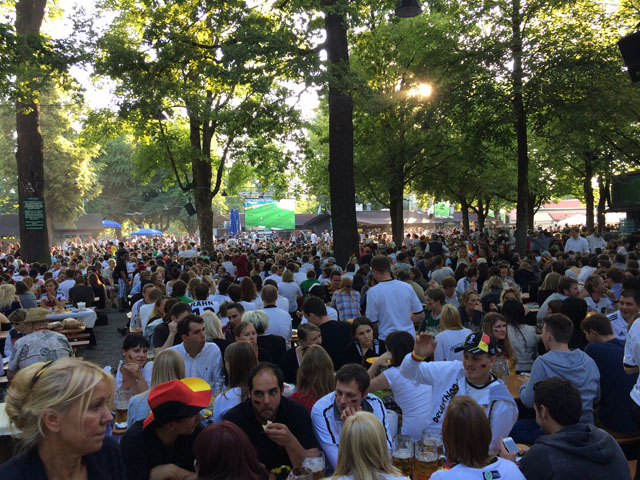 Hirschgarten - maior biergarten de Munique - lotado em dia de jogo da Copa do Mundo