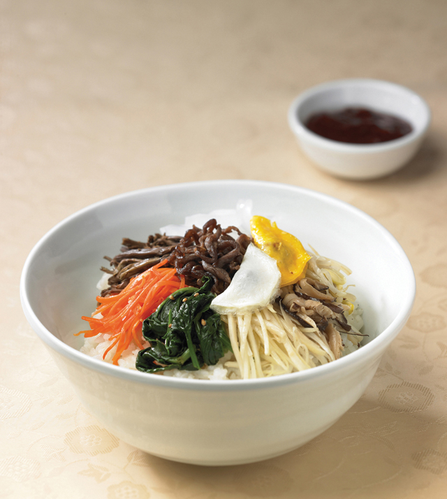 Bibimbap: prato que reúne as cinco cores e sabores da Coréia, traz legumes salteados, carne bovina e arroz, com um toque de óleo de gergelim, dispostos harmonicamente. A variedade de ingredientes torna o Bibimbap uma refeição nutricionalmente equilibrada e é um dos pratos da culinária coreana mais conhecido mundialmente. 