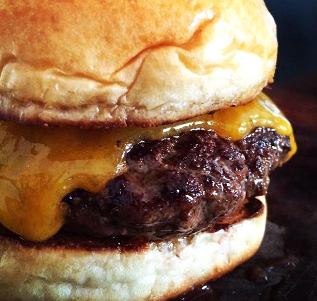 Burger de black angus e tutano, no pão orgânico grelhado, com cheddar inglês (R$ 24). Do BOS BBQ.