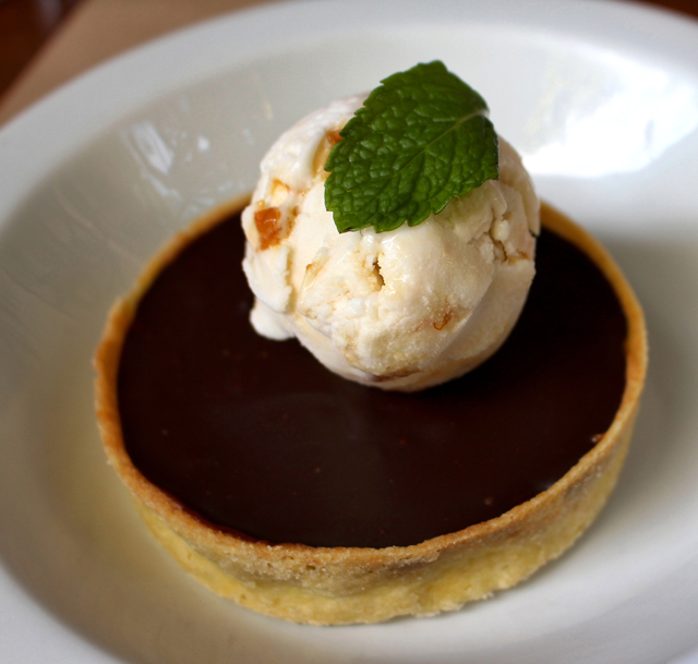 A versão Gardênia da banoffee: torta cremosa de chocolate e doce de leite, acompanhada por sorvete de banana (R$ 16) 