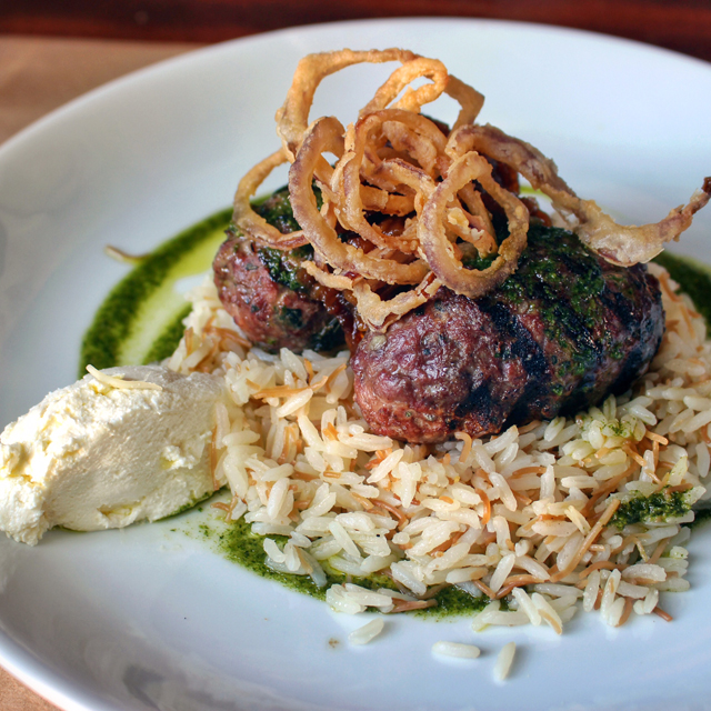 Kafta de cordeiro, arroz de aletria, coalhada seca, cebolas fritas e pesto de hortelã (R$ 42) 