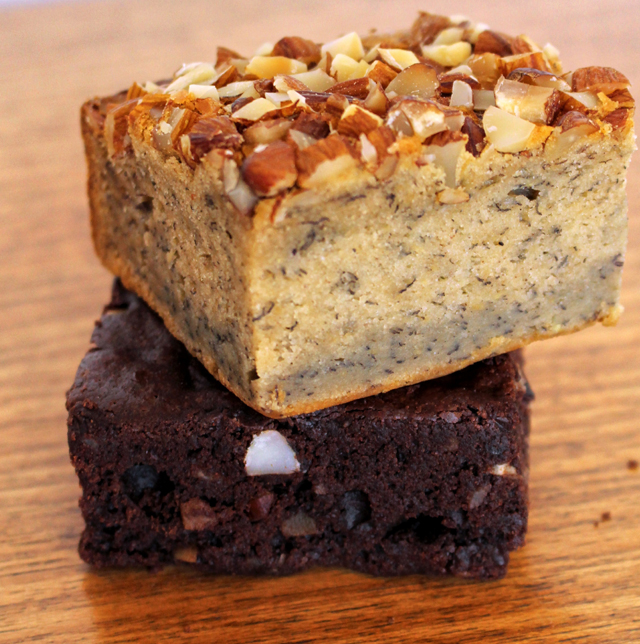 Bolo de banana e mel com cobertura de amêndoas e cookies com pedaços de chocolate e nozes