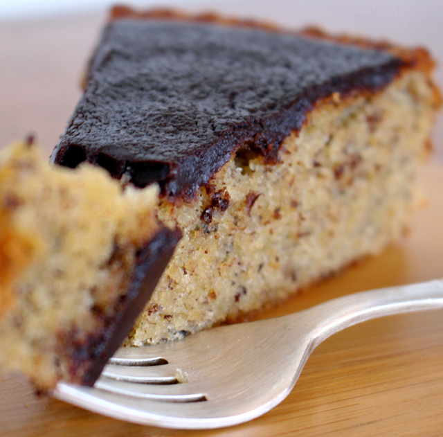 Bolo de avelãs com cobertura de chocolate