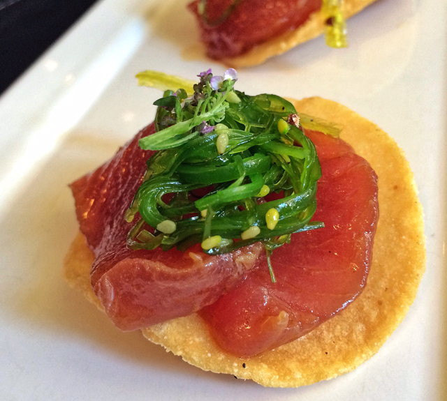 atum marinado no shoyu, limão e óleo de gergelim, maionese de wasabi e wakame sobre mini totopos do Miya