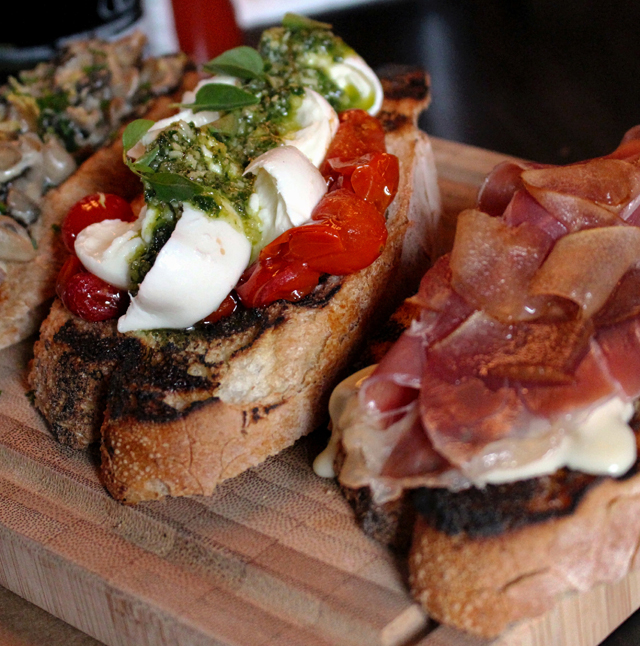 Bruschetone de cogumelos, camembert e presunto cru e caprese (R$ 28)