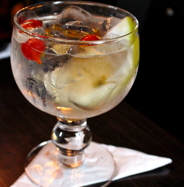 Afrodite (Gin Tanqueray, pimenta biquinho, Afrodite Bitters, sementes de maracujá, tônica, R$ 26)
