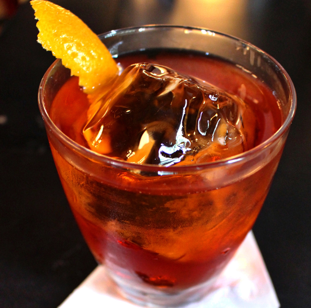 Negroni Infusionado (gin, vermouth Antica Formula, Campari infusionado em especiarias, bitter, R$ 28)