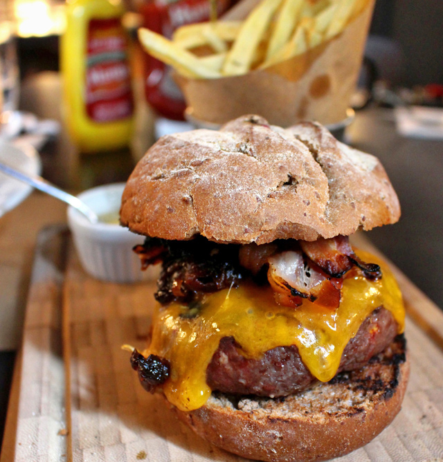 Burger, cheddar inglês, cebola caramelizada e bacon (R$ 34) 