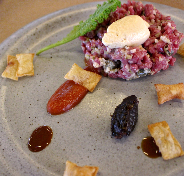 Tartar com marmelada de limão siciliano, sorvete de mostarda e folhas de mostarda