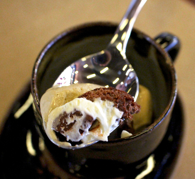 Pingado: macia bolacha de chocolate serve de base para um etéreo creme de mascarpone que acomoda o vivaz sorvete de café. 