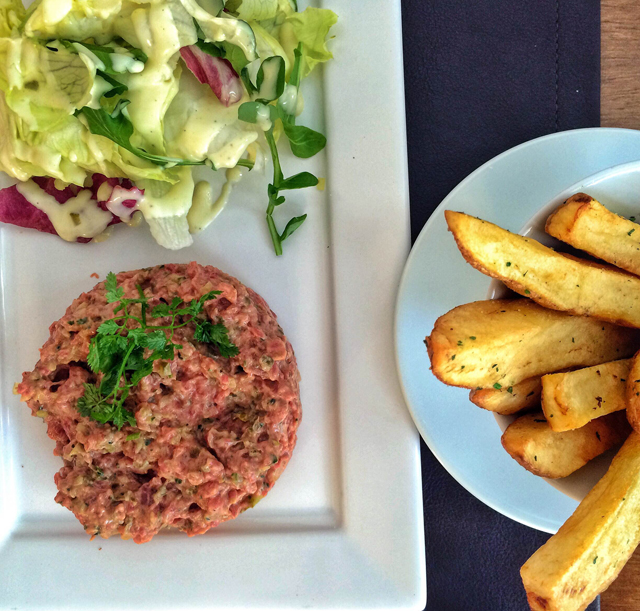 Steak tartare fresco, bem condimentados, acompanhado por fritas de interior cremoso: fixo no menu