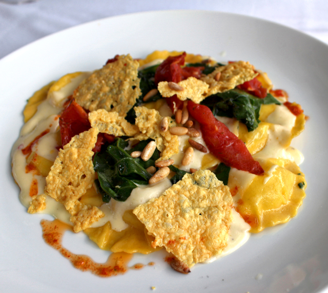 Tortelli de Cacciocavalo ao molho de espinafre, tomate assado, pinoli e Grana Padano crocante (R$ 59) 