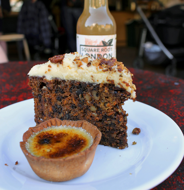 ISSO É um carrot cake. Puta coisa sensacional! Ao lado, creme brulê de mirtilo na cesta de massa amanteigada da e5 Bakehouse