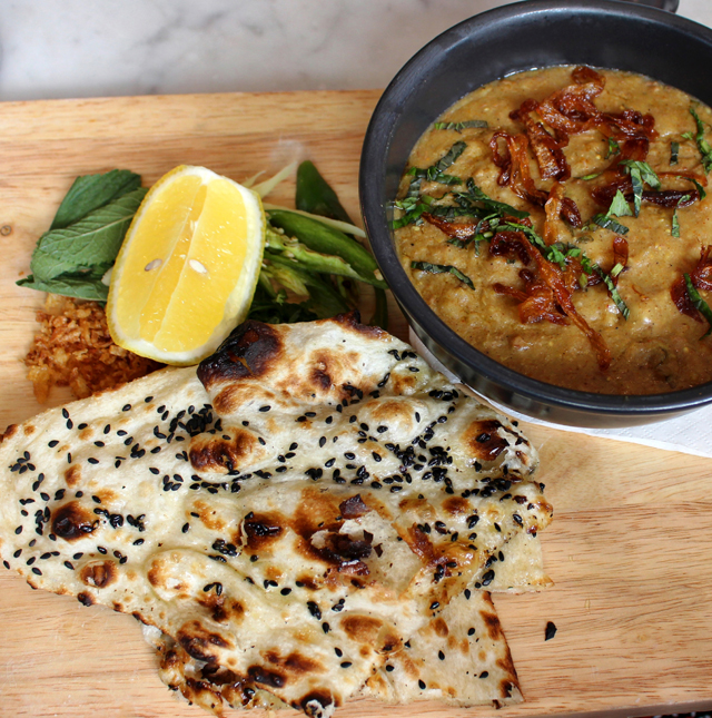 Haleem, do Dishoom: cordeiro cozido oito horas em grão de bico, cevada e lentilhas com pimentas verdes, gengibre, cebolas fritas e hortelã e servido com naan de gergelim