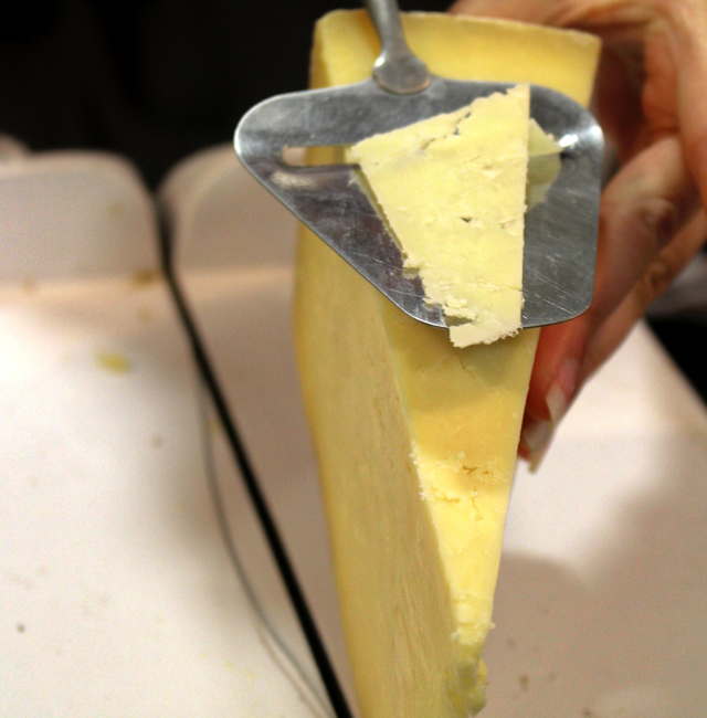 Cheddar - os reais, não aquelas coisas laranjas que parecem plástico - numa das melhores lojas de queijos de Londres, a Paxton & Whitifield