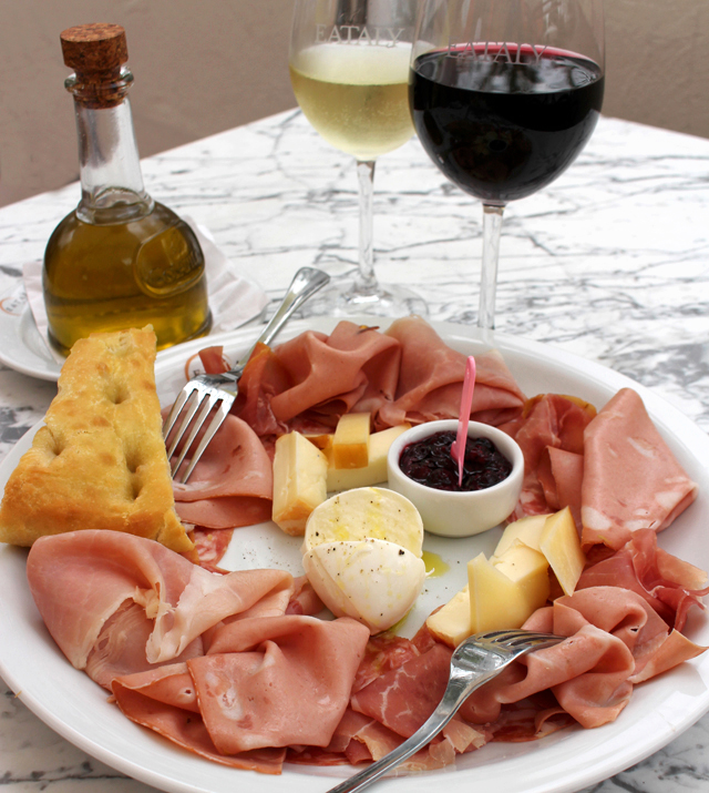 Boa Seleção de queijos e frios italianos (R$ 43) e vinhos em taça: para começar 