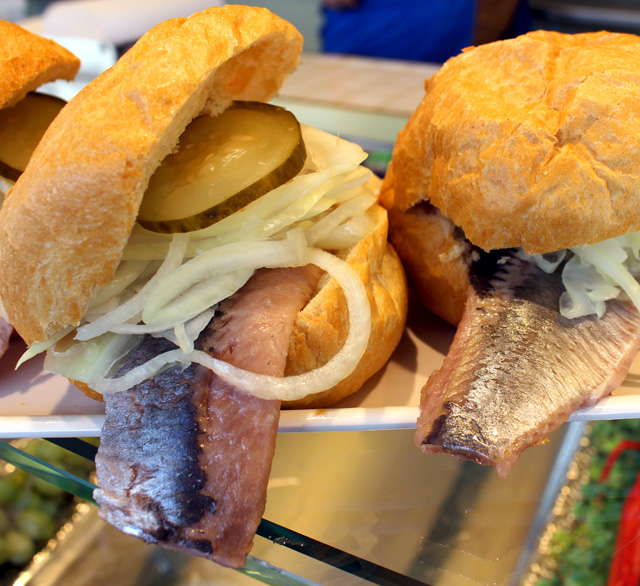 Muito consumido na região de Nuremberg, os sandubas de peixes marinados vem sempre com bastante cebola e picles