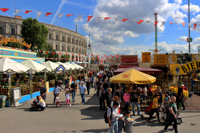 Volkfest, em Nuremberg: parque de diversõs, comida e cerveja defronte do Museu da Documentação Nazista