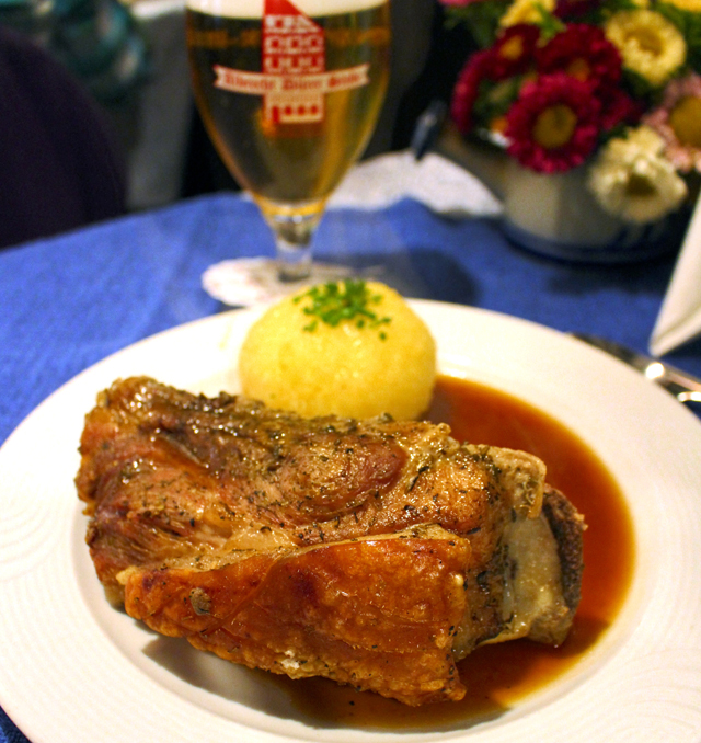 Pork shoulder assado oito horas (uma das melhores carne de porco ever) e kloss, bola de batata com amido de milho, Albrecht-Dürer-Stube, em Nuremnerg