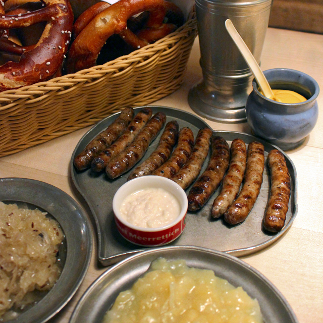 As salsichas mais famosas de Nuremberg, na Bratwurst Häule. Aqui, acompanhada de salada de batatas, horseradish e meus amados pretzels