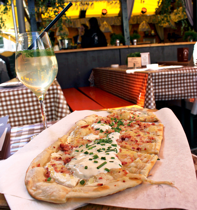 Stuttgarter Weindorf, a feira anual de vinhos alemães em Stuttgart. Em um dos restaurantes montados na rua, mandei essa flammkuchen ("pizza" alemã) e um dos drinques mais populares do país, Hugo (espumante, água com gás, xarope de elderflower e hortelã) 