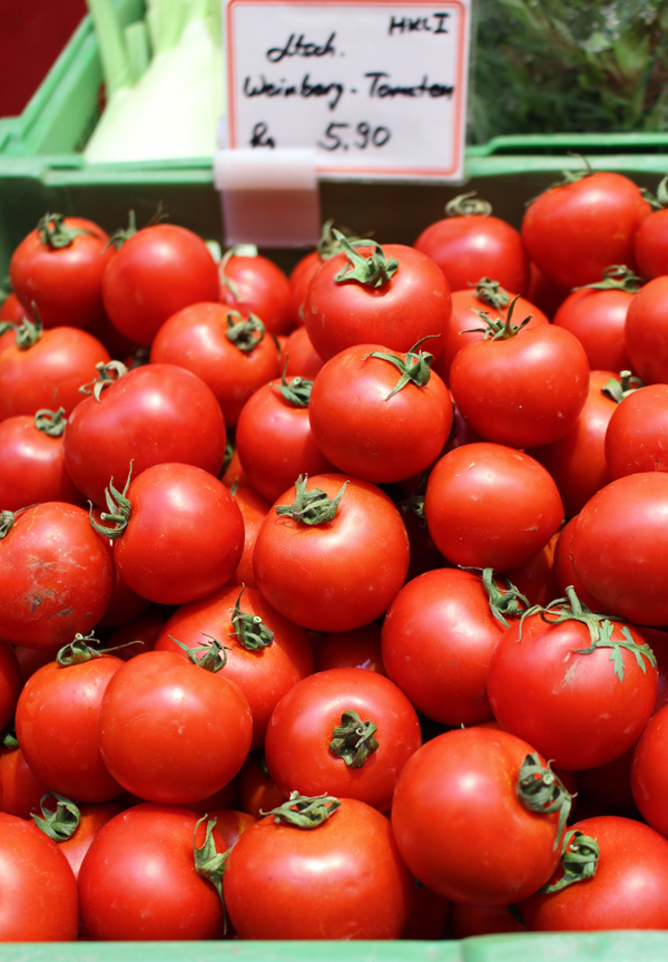 Variedade de tomate alemão, encontrado no Stuttgart Markthalle, que só existe três semanas por ano e cresce entre as videiras. Doce, doce, doce e com casca resistente como a de uma jabuticaba