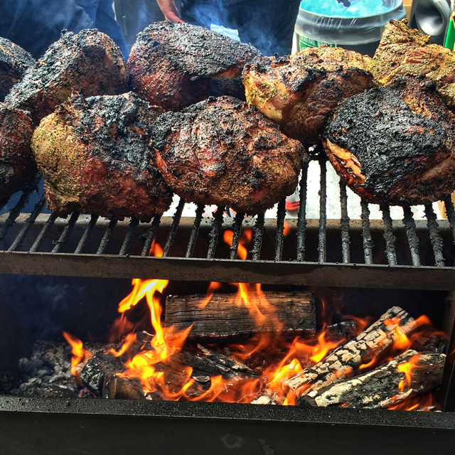 Carne com rub (pasta com sal e temperos) sendo preparada no Meatopia UK