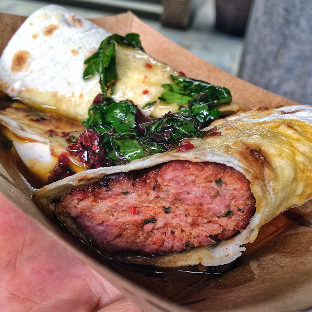 Kafta de cordeiro picante com pão lavash, coalhada com pepino e molho de coentro. Sensacional
