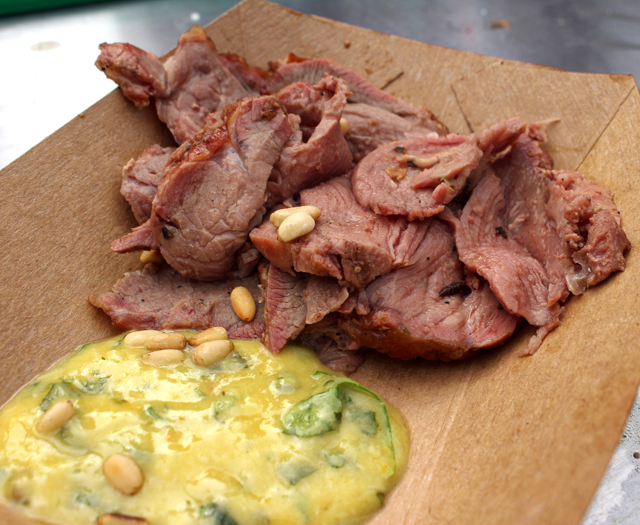 Pernil de cordeiro desossado, marinado 36horas em dijon, alho assado, alecrim, sal Maldon e pimenta do reino. Assado no pit e servido com pinoli e molho de horseradish. Prato servido por Andre Lima de Luca no segundo dia do Meatopia UK