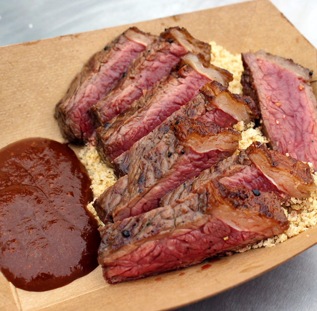 Picanha com barbecue espresso e farofa do Andre Lima de Luca, do BOS BBQ, servida no Meatopia UK: P. Q. P.