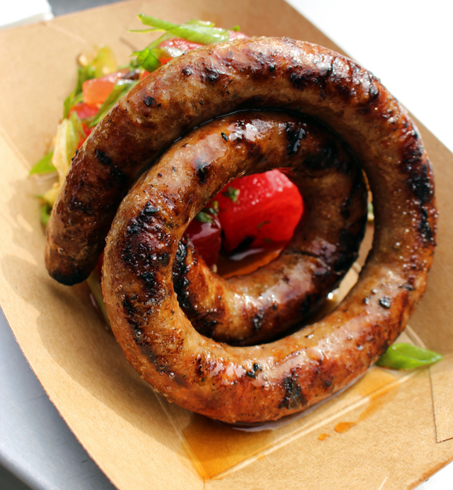 Um dos meus preferidos: Linguiça picante de cordeiro, temperada com uma das misturas que mais amo - Ras El hanout- e melancia infusionada no gin. Picante, fresco.