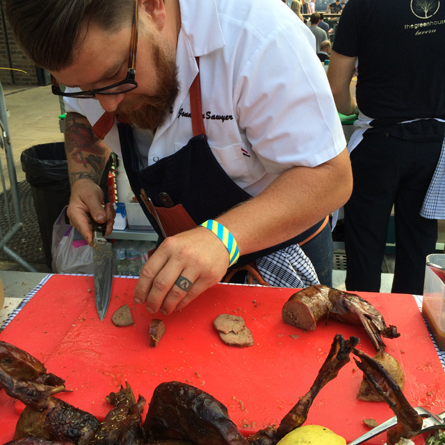 O americano Jonathon Sawyer preparando seu pescoço de pato recheado com carne da coxa e temperos.