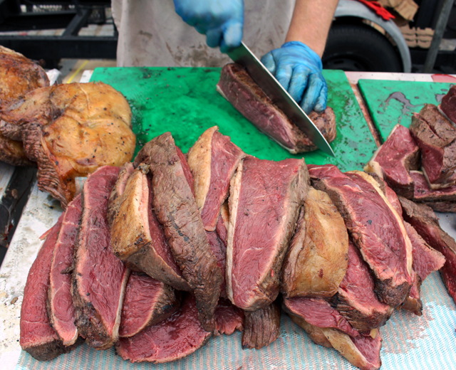 André de Luca preparando 1200 porções de picanha com corte de bife de tira. Ta bonito, Brasil..