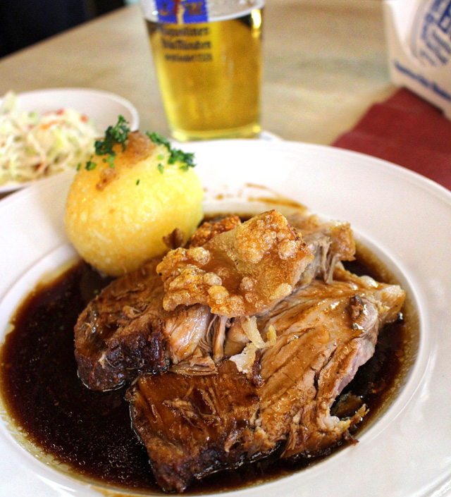 Pork Shoulder - ombro de porco - tenríssimo, assado e servido ao molho de cerveja escura na Augustiner Klosterwirt 