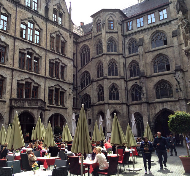 Café no centro da antiga sede da prefeitura de Munique. Atualmente, no espaço, funcionam lojas, museu e o serviço de ajuda ao turista