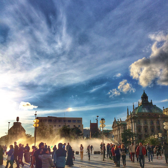 Entardecer em Marienplatz, uma das áreas mais movimentadas de Munique